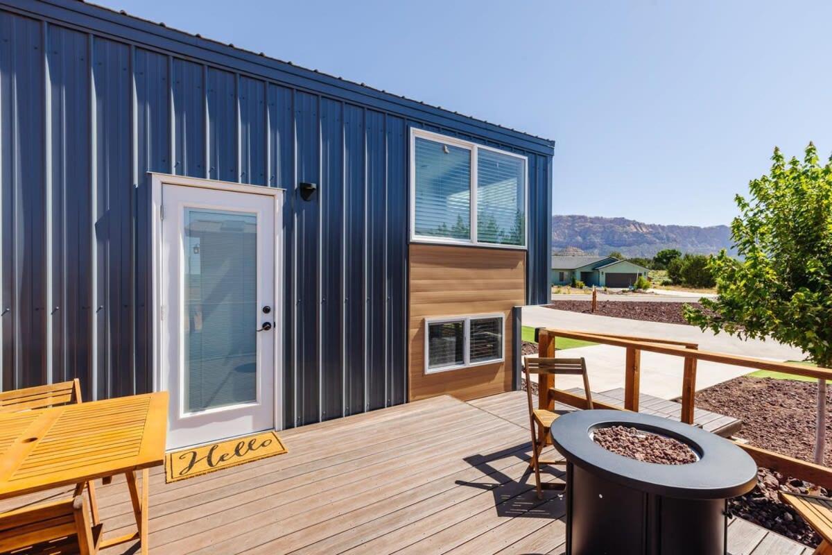 Modern Home With Private Hot Tub Apple Valley Bagian luar foto