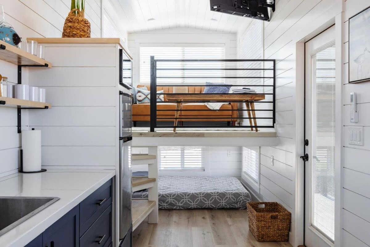 Modern Home With Private Hot Tub Apple Valley Bagian luar foto